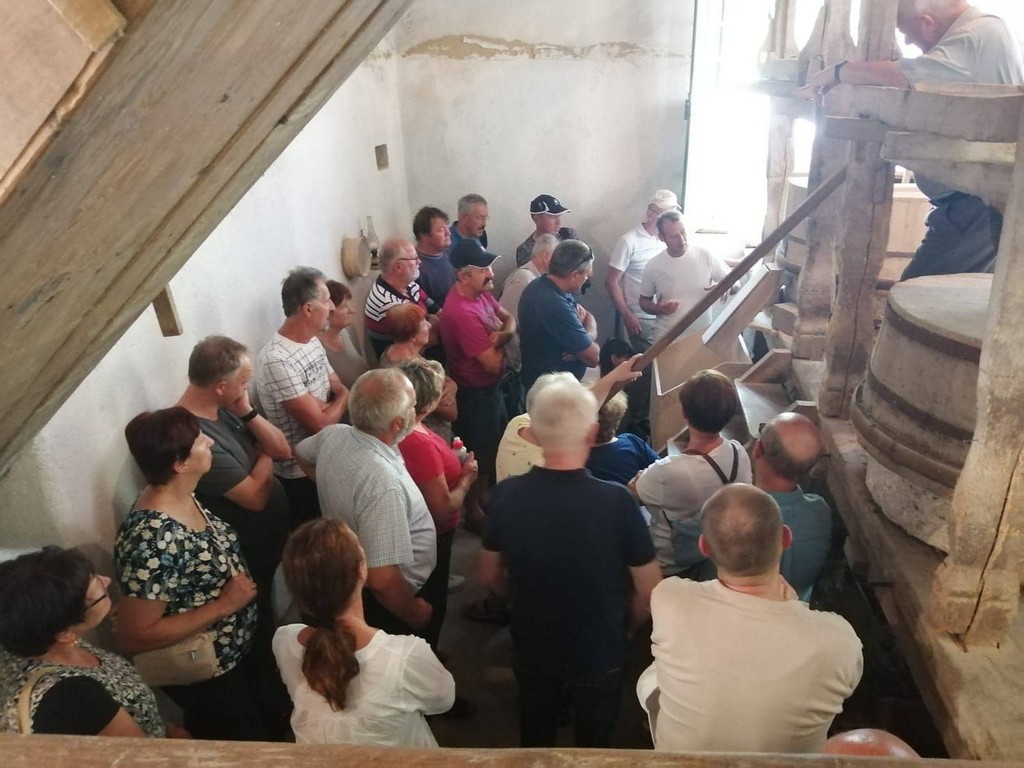 Obisk mlina in predstavitev njihove ekološke kmetije Kukovičič.