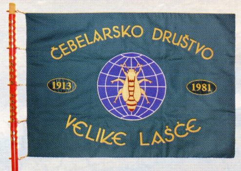 Prapor - Čebelarsko društvo Velike Lašče Ob praznovanju 90-letnice delovanja našega društva smo ponatisnili "Bučelstvo" kot samostojno knjigo in se tako skušali oddolžiti našemu rojaku za njegovo izjemno znanje in trud, ki ga je vložil, da bi njegovo delo ugledalo luč sveta.